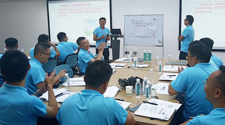 304am永利集团学员们在课上进行小组作业课堂展示
